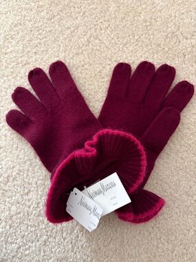 NWT Neiman Marcus Women's 100% cashmere burgundy Knit Gloves with Ruffled Cuffs